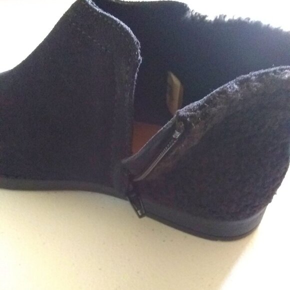 NIB ~ Toms "Deia" Black Suede + Faux Shearling Ankle Boots ~ Girls Youth Sizes - Picture 7 of 16